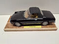   Ricko Modellauto Alfa Romeo Spider Veloce 2000  1:18 , schwarz, auf Holzplatte