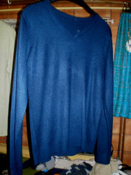 Dunkelblauer Pullover mit V Ausschnitt