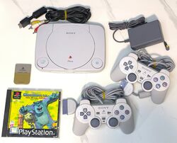 Sony PlayStation One SCPH-102 Konsole mit Controllern, Memory Card - Pal Version