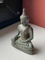 Figur Buddha klein Metall grün grau, 11,5 cm hoch, Bhumisparsha Mudra