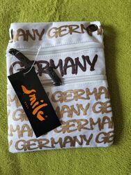 Weiße Handtasche mit GERMANY-Aufschrift, leicht handlich und 2x Reisverschlüsse