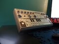 Behringer TD-3 RD-6 Desktop Synth Studio Ständer im 45 Grad Winkel