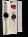 Samsung Galaxy Watch4 Classic 46 mm Edelstahlgehäuse silber am Silikonarmband si