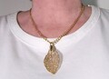 vergoldete Kette mit einem filigranen Blatt-Anhänger, 67 cm lang