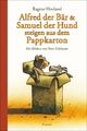 Alfred der Bär und Samuel der Hund steigen aus dem Pappkarton | Ragnar Hovland