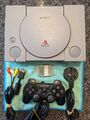 Sony PlayStation graue Konsole mit Kabeln, Controller und Speicherkarte