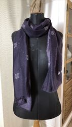 Schönes leichtes Tuch BABISTA 180cmx60cm Aubergine Lila mit weißen Logo Muster