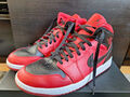 Air Jordan 1 Mid SE, Gr. 46, schwarz/weiß/rot