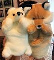 Zwei Handpuppen Eisbär und Fuchs