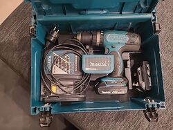 Makita DHP453 Akku-Schlagbohrschrauber mit Ladegerät und 2x Akku +Bitset +Koffer