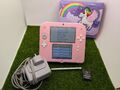 Nintendo 2DS Pink/Weiß Bundle Ladegerät Stylus & Spiele Case + SD Karte