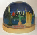 Schneekugel Souvenir New York City mit Freiheitsstatue Twin Towers Skyline