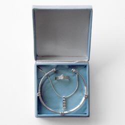 3-teiliges Schmuckset silber: Halskette, Armreif & Ring - je 3 weiße Steine