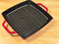 STAUB Grill Pans Gusseisen Grillpfanne 2 Griffe, Quadratisch, 28cm, Kirschrot