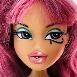 Bratzpuppe: Maskerade - Odelia. Ägyptische goldene High Heels Schuhe Füße rosa Haare.