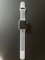 Apple Watch SE Nike 44 mm Space grau Aluminium Gehäuse mit Sportarmband