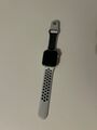 Apple Watch SE Nike 44mm Aluminiumgehäuse mit Pure Platinum/Schwarz Sportarmband