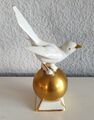 Taube weißer Vogel auf Goldkugel Porzellanfigur Gerold Porzellan vintage