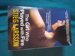  Buch auf Englisch The girl Who Played with fire  Stieg Larsson Millennium