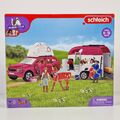 Schleich 42535 Horse Club Abenteuer mit Auto und Pferdeanhänger Set Reiterhof