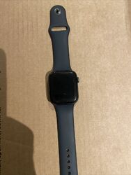 Apple Watch SE 44mm Aluminiumgehäuse-Space Grau mit Sportarmband in Mitternacht