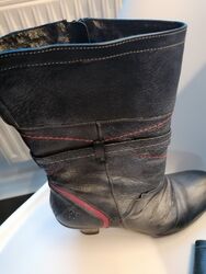 Gut erhaltene graue Damenstiefel, mit roten Details  aus Leder Gr.41