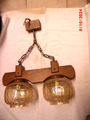 Deckenlampe mit 2  Glasschirmen an Holzbalken, Balkenbreite 47 cm,