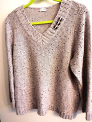 BEIGE FARBENER PULLOVER, V-AUSSCHNITT, METALLISIERTES GARN,