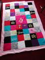 Memory Andenken Decke/Quilt. Hergestellt aus entwachsener Kinderkleidung.