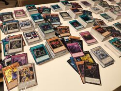 Yu-Gi-Oh! - Riesige Sammlungsauflösung - 500 Karten (115 HOLOS!) PRO TIN BOX