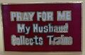 Pin "PRAY FOR ME My Husband Collects Trains" mit schwarzem Kordelzugbeutel