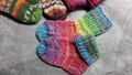 Neue Babysocken Regenbogen handgestrickt für Füßchen Gr.18/19 Geschenk