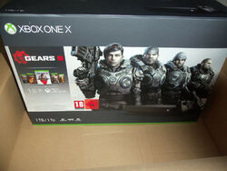 Xbox One X 1TB - Gears 5 Bundle plus Headset in Topzustand OVP