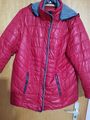 1 rote Damenwinterjacke mit passendem Schal