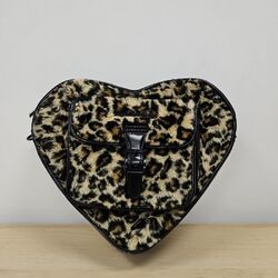 Dr Martens Vegan Leopard Kunstleder Schultertasche Love Heart Crossbody Rucksack