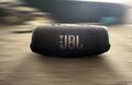 JBL Charge 5 Tomorrowland Edition Bluetooth Lautsprecher - Schwarz/Gold