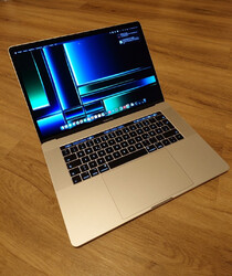 Apple MacBook Pro 15,4 Zoll (256GB SSD, Intel Core i7 7. Gen, 2,8 GHz, 16GB RAM)