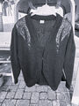 weiche, schwarze Strickjacke mit edlen Applikationen, Gr. 40/42