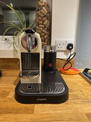 Nespresso Citiz Kaffeemaschine mit Milchaufschäumer creme/weiß