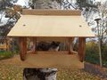 Vogelfutterhaus aus Holz, zum Aufhängen, wetterfest. Handarbeit.