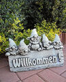 Steinfigur Gartenzwerge 5 lustige Zwerge mit Willkommen Schild 43cm, Gartenfigur