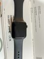 Apple Watch SE 44mm Space Grau Aluminiumgehäuse mit Schwarz Sportarmband -...