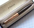 VINTAGE PARKER 61 STIFT IM GRAU/GOLD DESIGN, GUTE FEDER & BOX