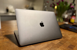 Apple MacBook Pro 13.3" A1706 2017 mit Touch Bar Intel Core i5, 16GB RAM, 256GB