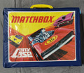 Matchbox Modellatos Konvolut 48 Autos in Matchbox Sammelkoffer Vintage