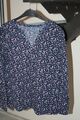 einfaches blaues Langarm- Shirt mit Blumen Größe 36/38