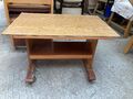 Vintage braunes Holz mit Formica Seitenende Couchtisch mit Regal auf Rollen