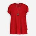 Rote Bluse mit goldfarbener Kette