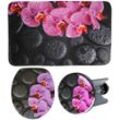 Badaccessoire-Set SANILO "Madeira", schwarz (schwarz, pink), Holz, Polyester, Polyresin (Kunststein), Badaccessoires-Sets, bestehend aus WC-Sitz, Badteppich und Waschbeckenstöpsel