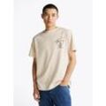 T-Shirt TOMMY JEANS "TJM REG SIG CITY TWIST TEE EXT", Herren, Gr. L, beige (newsprint), Single Jersey, Obermaterial: 100% Baumwolle, casual, Rundhals, Kurzarm, Shirts, Rückenprint, überschnittene Schultern